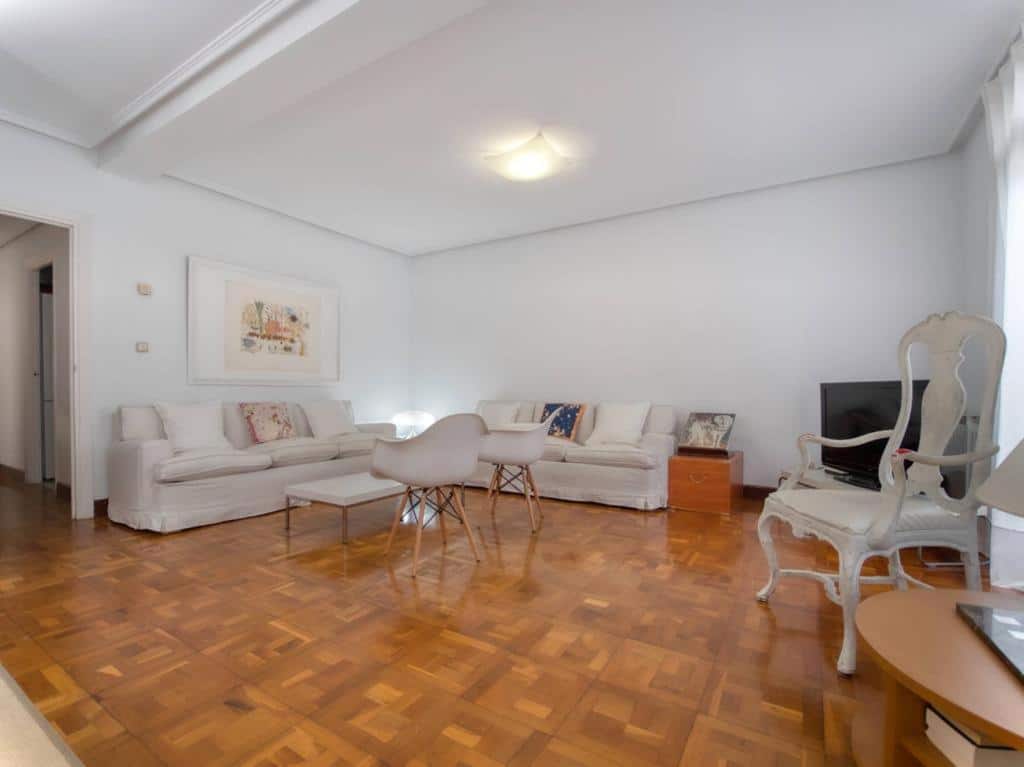 Salón de uno de los apartamentos turísticos gestionados en Donostia-San Sebastián