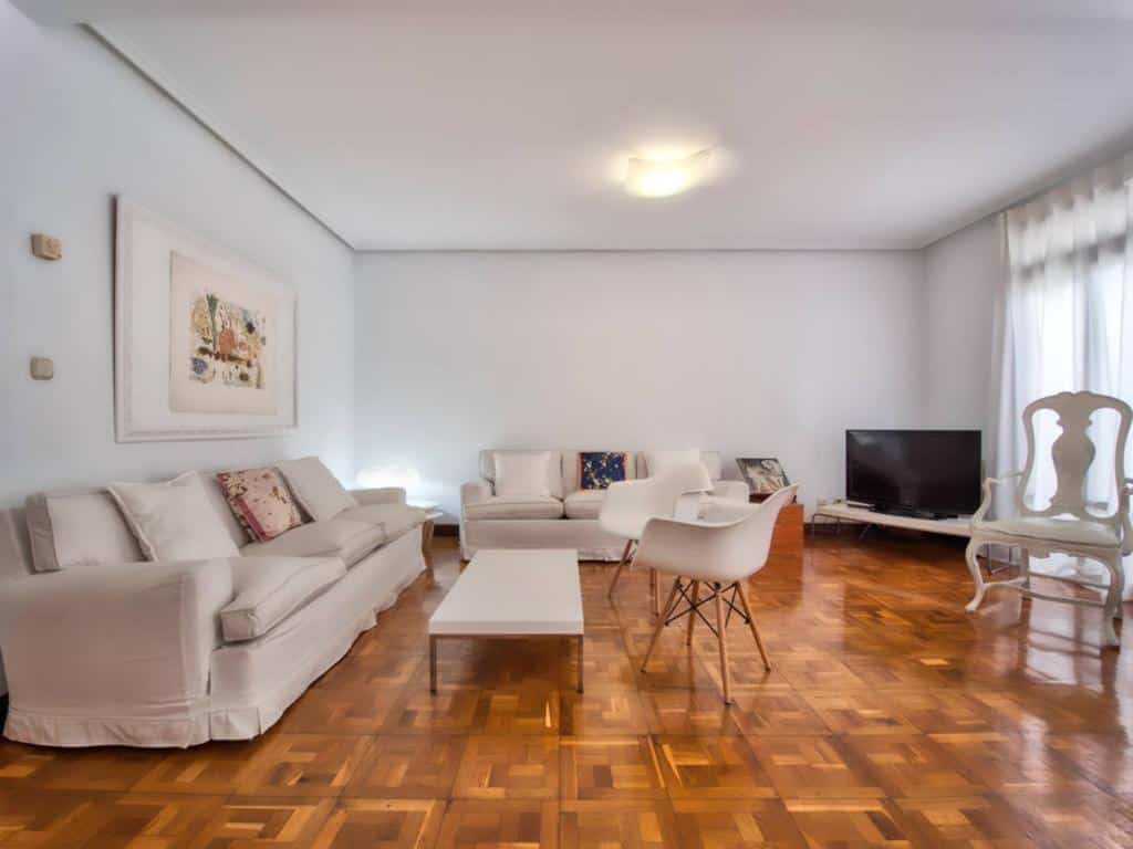 Salón del apartamento turístico de Gros, junto a la playa de Zurriola, Donostia